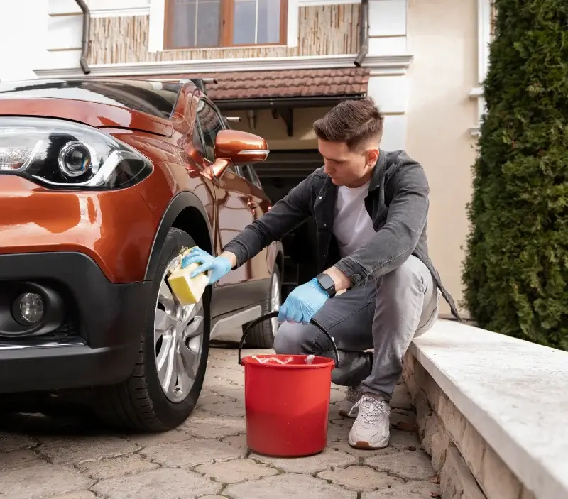 Lavage auto à domicile Andoins : professionnel intervenant sur un véhicule